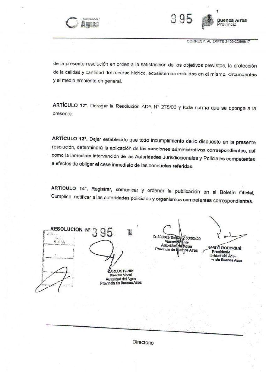 Capturan imágenes de kitesurfers en el Dique Paso de las Piedras