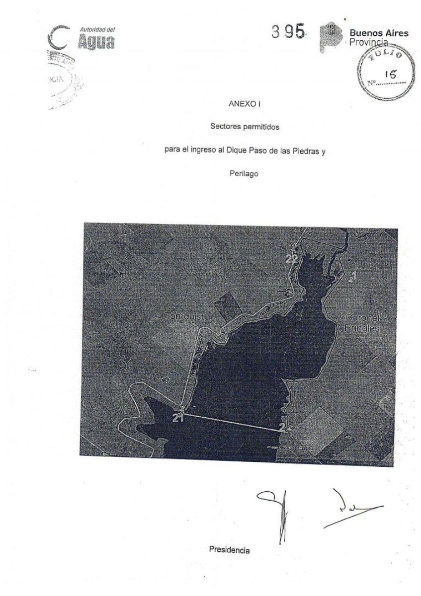 Capturan imágenes de kitesurfers en el Dique Paso de las Piedras