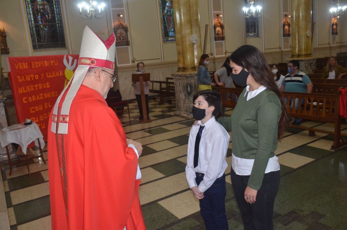 Niños y adultos recibieron el  sacramento de la Confirmación