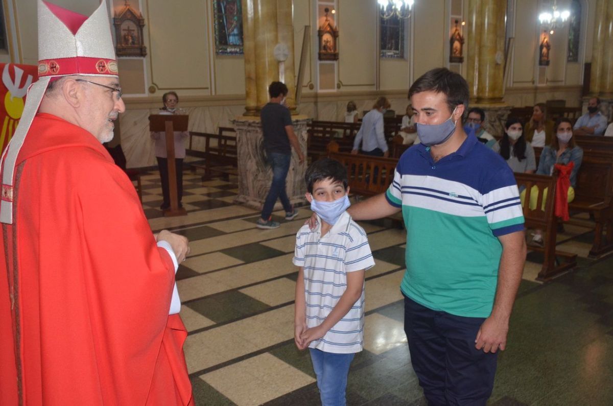 Niños y adultos recibieron el  sacramento de la Confirmación