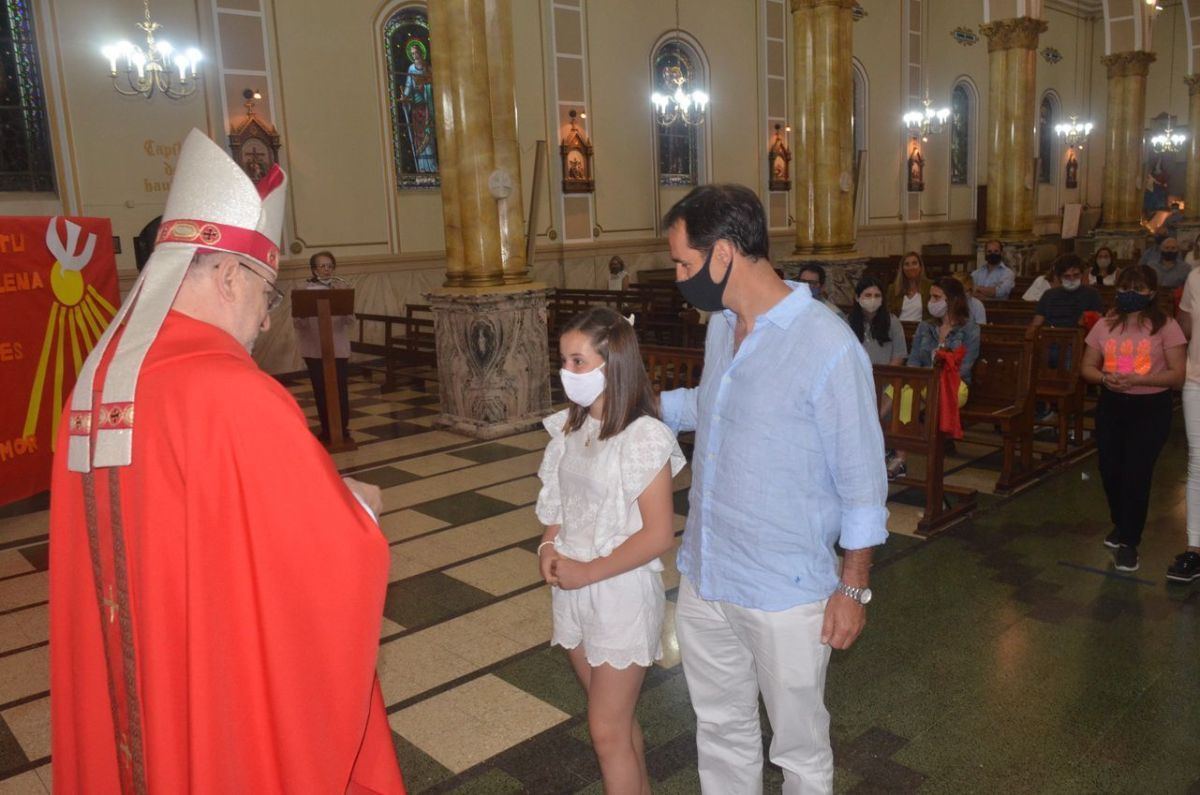 Niños y adultos recibieron el  sacramento de la Confirmación