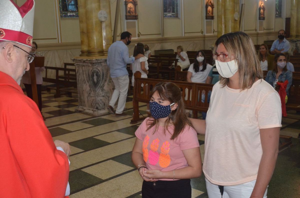 Niños y adultos recibieron el  sacramento de la Confirmación