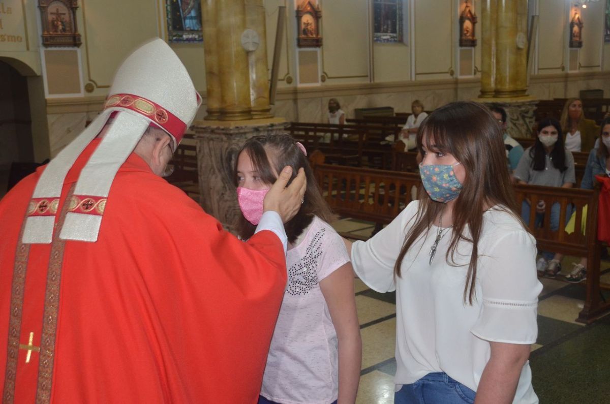 Niños y adultos recibieron el  sacramento de la Confirmación