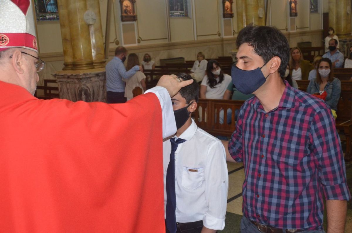 Niños y adultos recibieron el  sacramento de la Confirmación