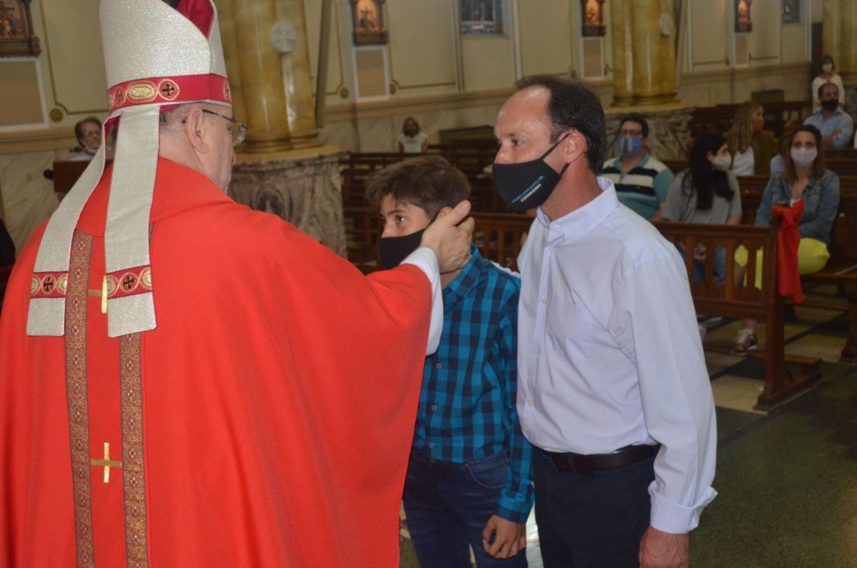 Niños y adultos recibieron el  sacramento de la Confirmación
