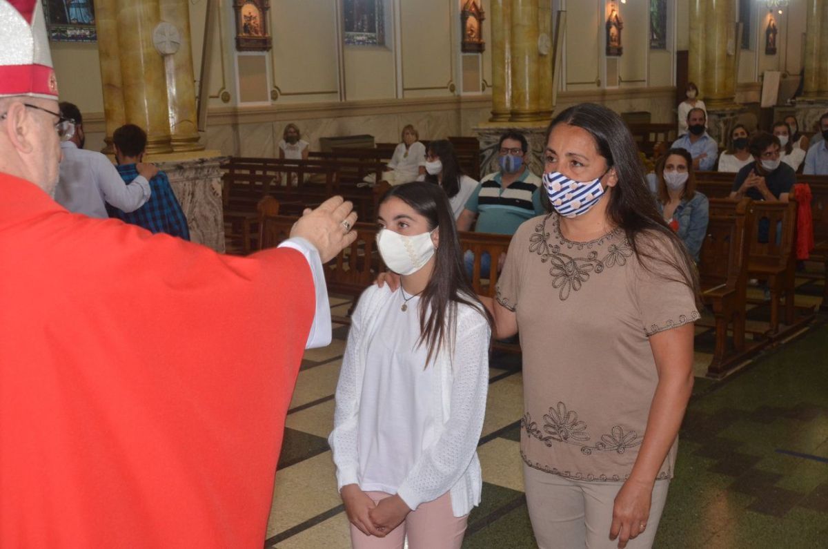 Niños y adultos recibieron el  sacramento de la Confirmación