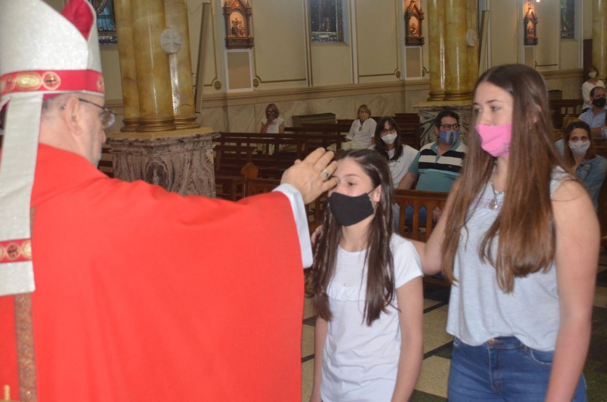 Niños y adultos recibieron el  sacramento de la Confirmación