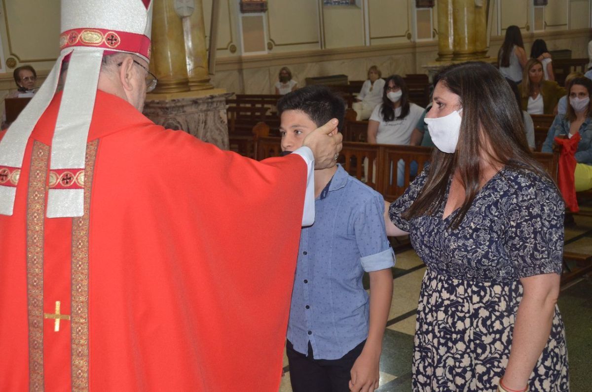 Niños y adultos recibieron el  sacramento de la Confirmación