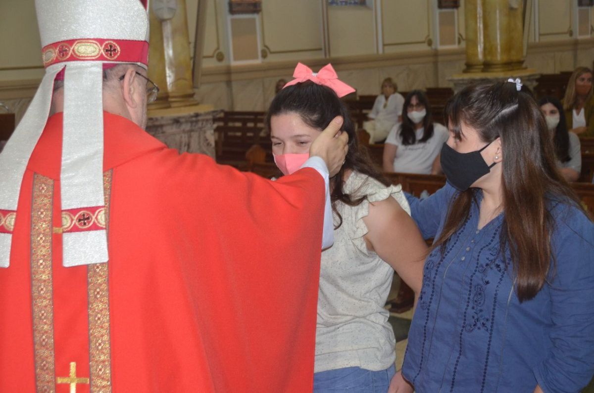 Niños y adultos recibieron el  sacramento de la Confirmación