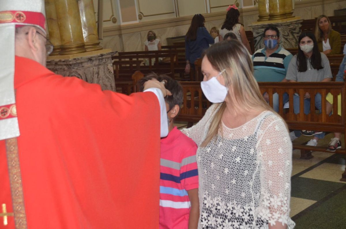 Niños y adultos recibieron el  sacramento de la Confirmación