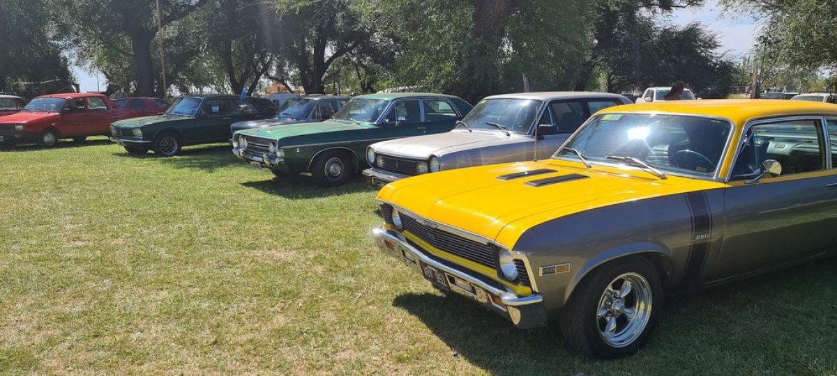 Muy buena concurrencia al encuentro de autos clásicos, motos y todo terreno