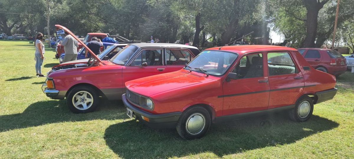 Muy buena concurrencia al encuentro de autos clásicos, motos y todo terreno