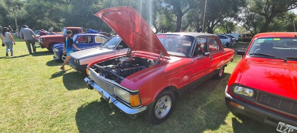 Muy buena concurrencia al encuentro de autos clásicos, motos y todo terreno