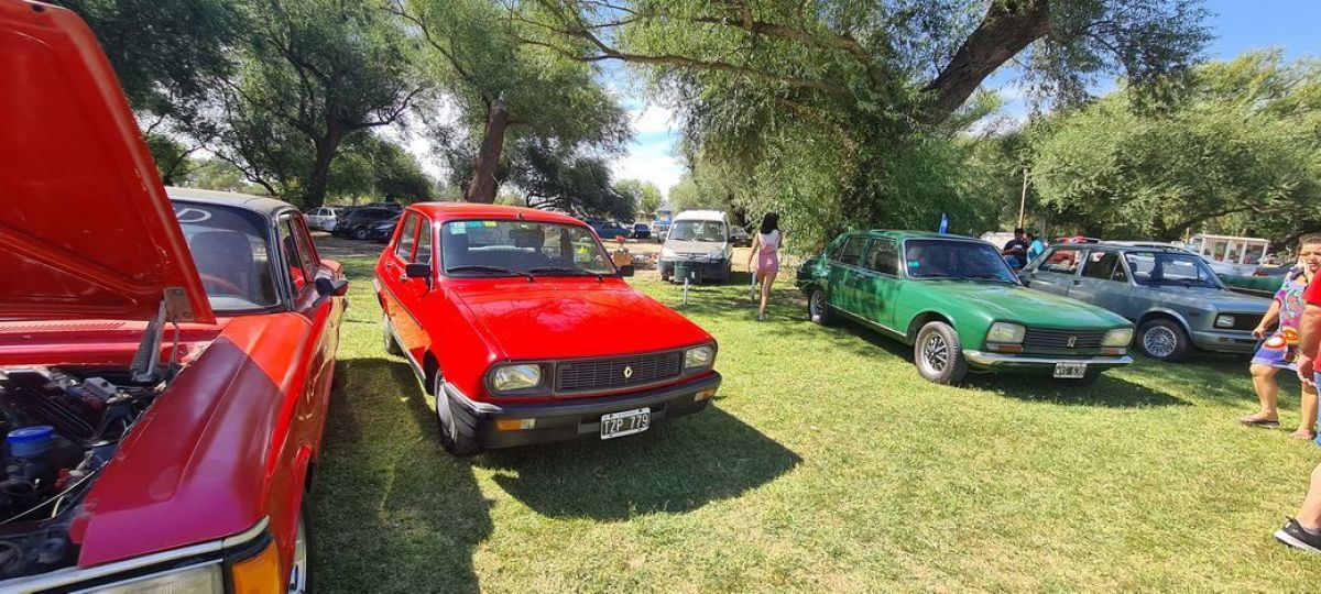 Muy buena concurrencia al encuentro de autos clásicos, motos y todo terreno