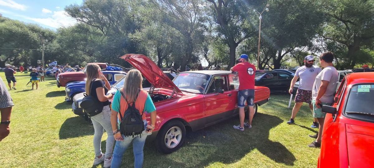 Muy buena concurrencia al encuentro de autos clásicos, motos y todo terreno