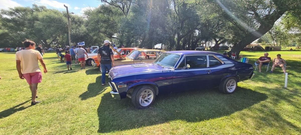 Muy buena concurrencia al encuentro de autos clásicos, motos y todo terreno