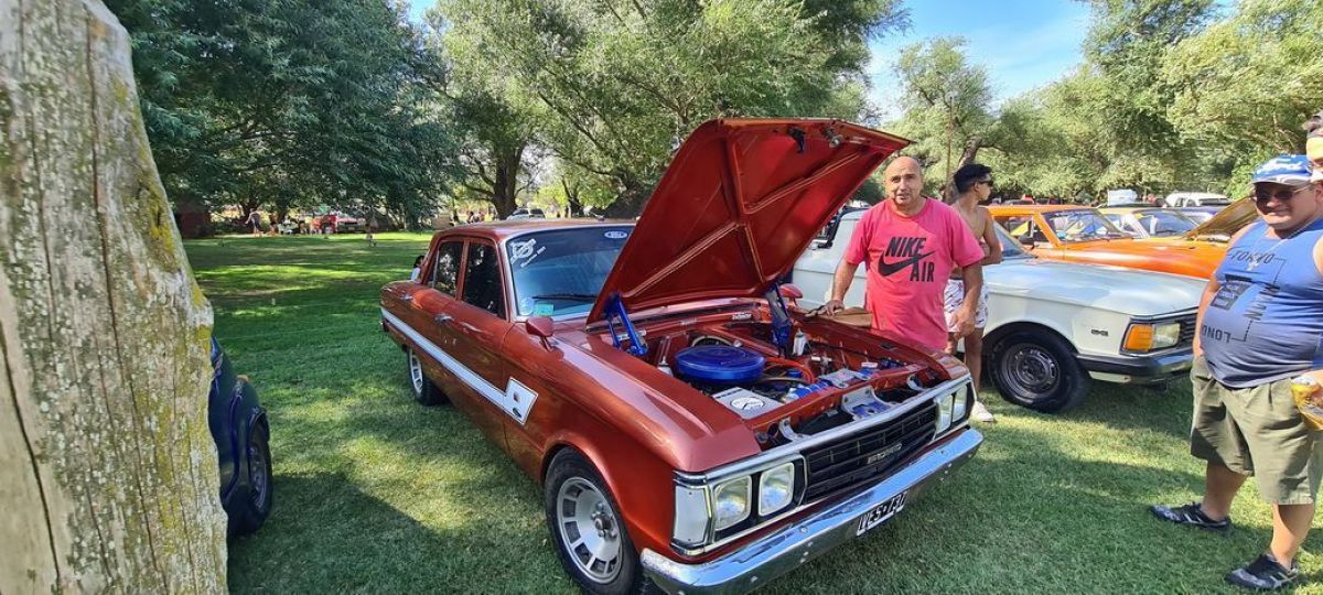 Muy buena concurrencia al encuentro de autos clásicos, motos y todo terreno