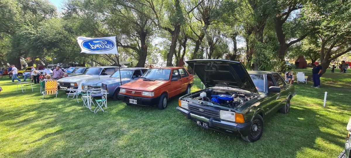 Muy buena concurrencia al encuentro de autos clásicos, motos y todo terreno