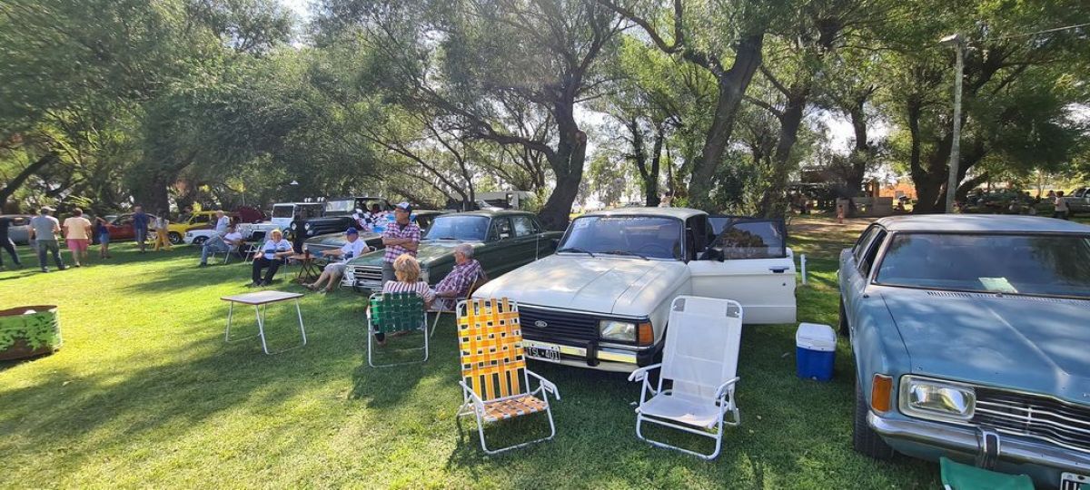 Muy buena concurrencia al encuentro de autos clásicos, motos y todo terreno