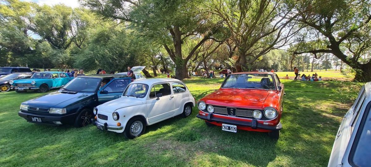Muy buena concurrencia al encuentro de autos clásicos, motos y todo terreno