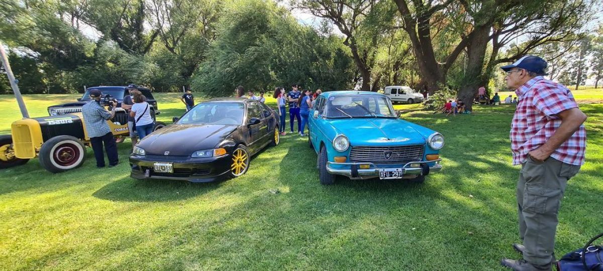 Muy buena concurrencia al encuentro de autos clásicos, motos y todo terreno