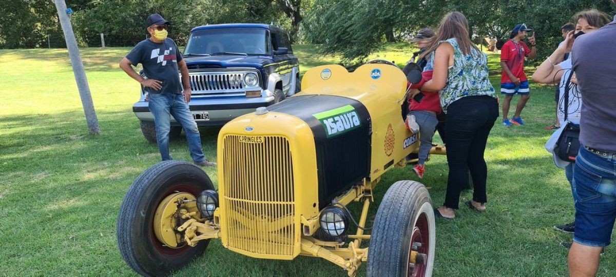Muy buena concurrencia al encuentro de autos clásicos, motos y todo terreno