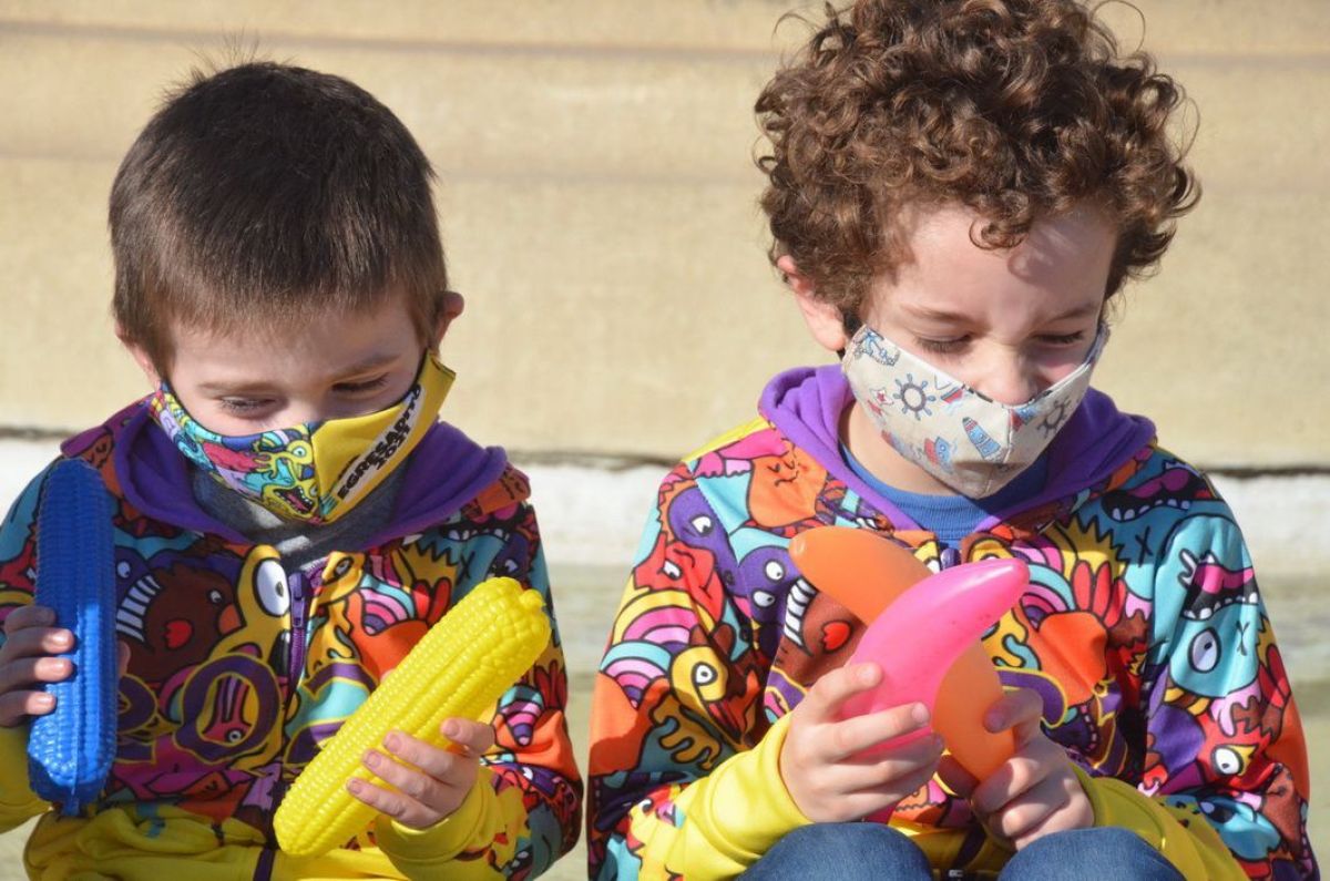 Los 'peques' del  Jardín N° 910 presentaron sus buzos de egresados.