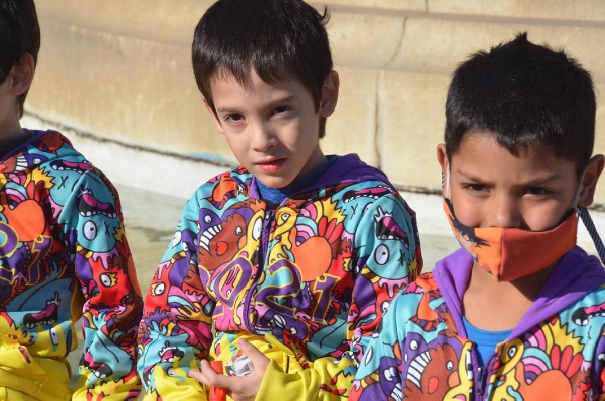 Los 'peques' del  Jardín N° 910 presentaron sus buzos de egresados.