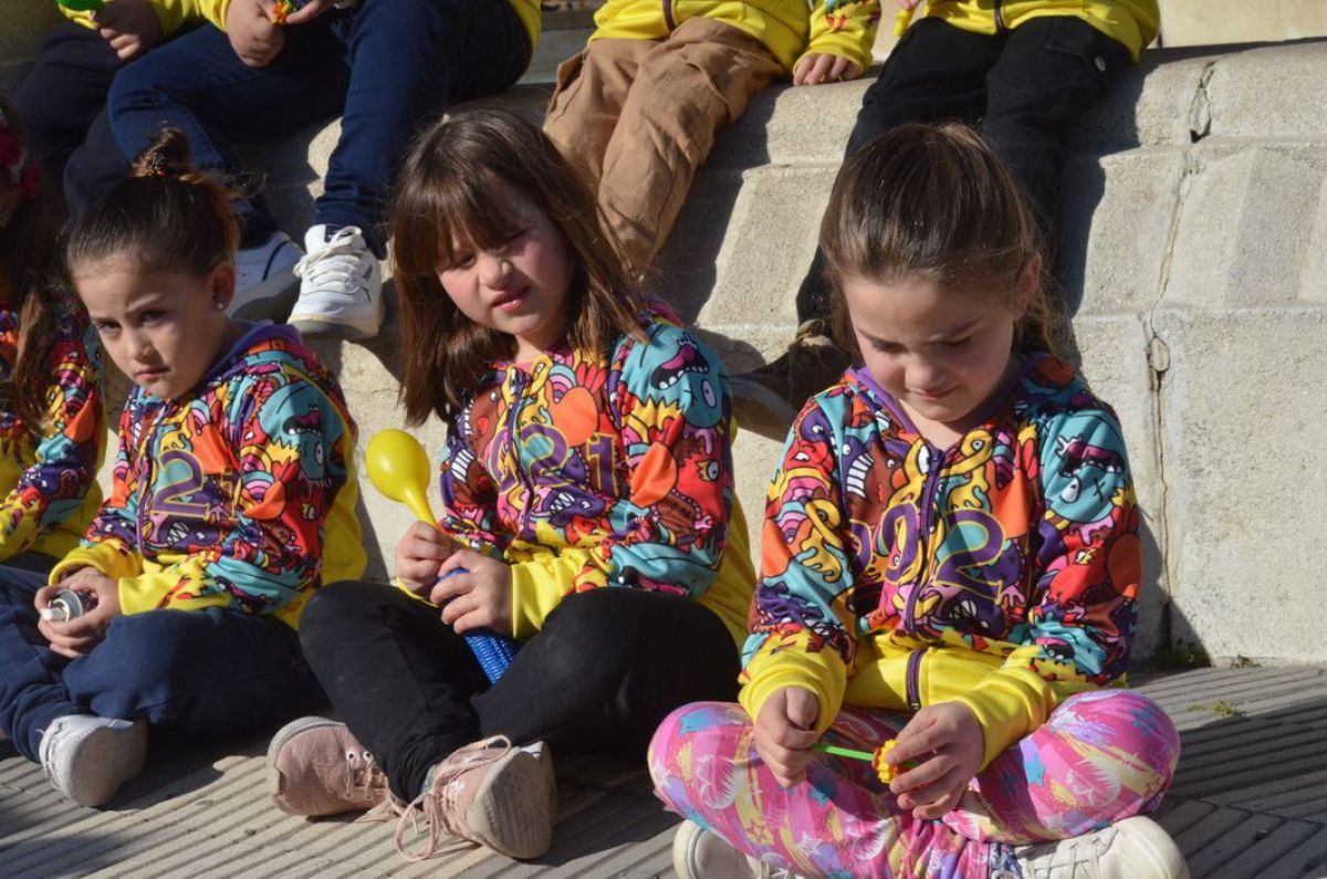 Los 'peques' del  Jardín N° 910 presentaron sus buzos de egresados.