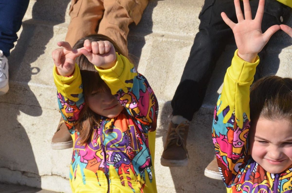 Los 'peques' del  Jardín N° 910 presentaron sus buzos de egresados.