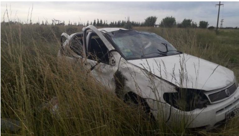 Tragedia en la ruta 2: murieron cinco personas tras volcar con un auto ...